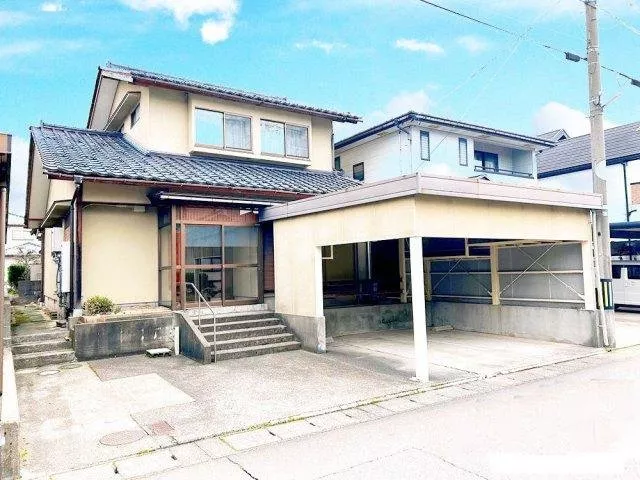 Takai Real Estate ☆ Parking for 3 cars available, 5LDK with carport! Good convenience in the surrounding area.