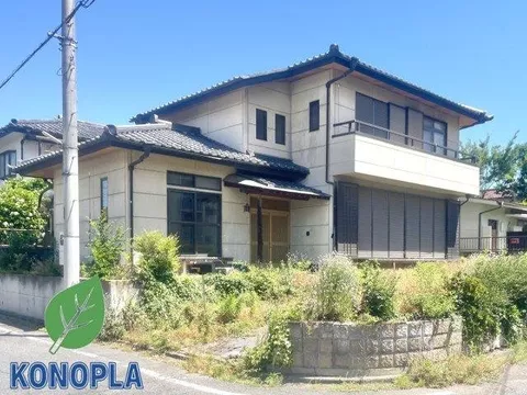 Spacious old-style home ■ Corner lot residence ■ Features a loft ■ LDK 18 tatami mats ■ Excellent storage