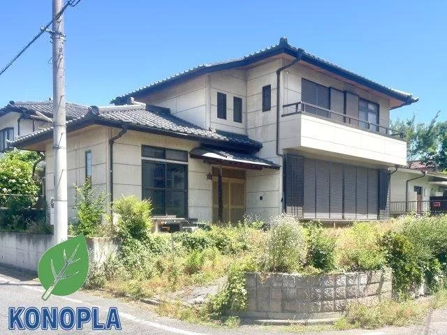 Spacious old-style home ■ Corner lot residence ■ Features a loft ■ LDK 18 tatami mats ■ Excellent storage