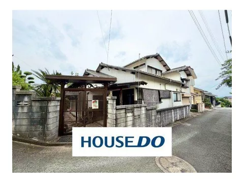 6 minutes on foot to the nearest supermarket♪ A 5LDK used house with convenient living facilities…