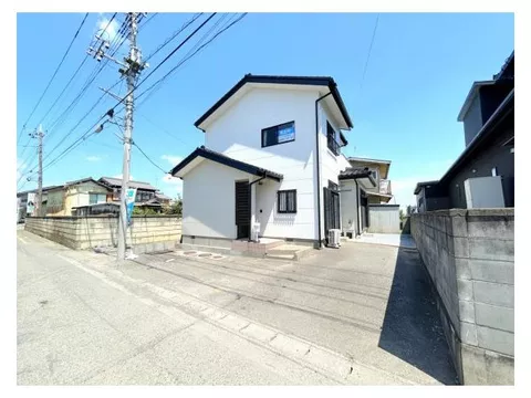 [Open House Held] [Renovated] [Move-in possible within the year] Water facilities have been replaced. Facing the living room.