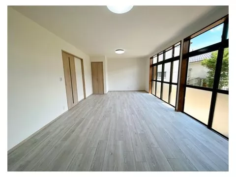 [Open House Held] [Interior and Exterior Renovated] [Move-in Possible Within the Year] [New Water Facilities Replaced]