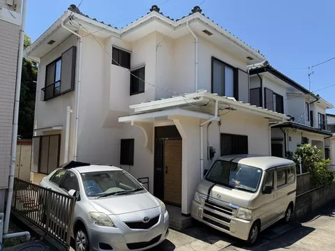 It is a 10-minute walk to Ashinaka Beach, and the sea is close. Within a 10-minute walk, there are a kindergarten, elementary school, and junior high school.