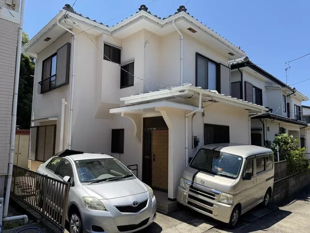 It is a 10-minute walk to Ashinaka Beach, and the sea is close. Within a 10-minute walk, there are a kindergarten, elementary school, and junior high school.