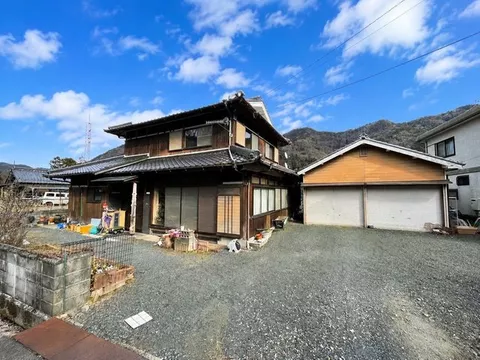 Over 175 tsubo of land, enjoy rural living, spacious 5LDK with large warehouse