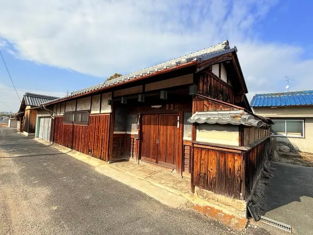 \Old folk house with large warehouse & garage/ Over 200 tsubo of land! A residence with a main house and a detached building