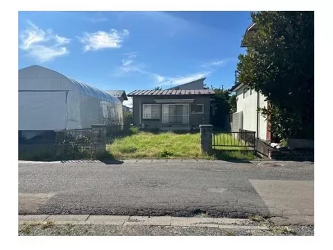 Garden, spacious lot, parking expansion possible!