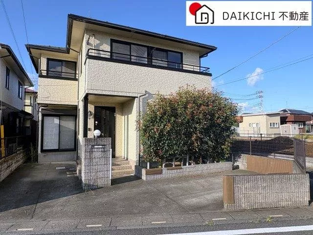 4-minute walk to the convenience store ♪ Bright and sunny lightweight steel-framed home! Ample storage ☆