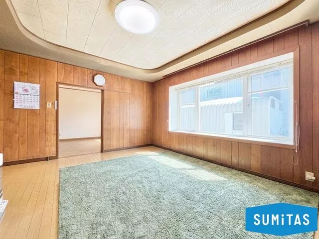 A spacious corner lot 4LDK with a cascade garage!