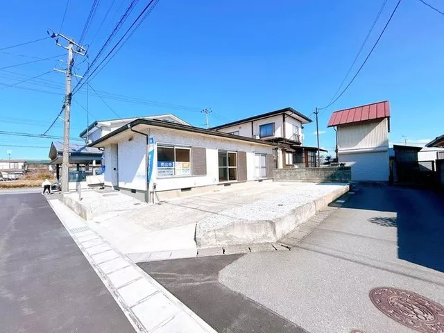 Open house held, renovated, compact single-story house with parking for 2 cars.