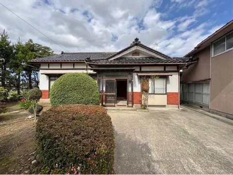 The charm of a traditional house and a one-story living that enjoys nature. Convenient location near elementary school and Aeon.