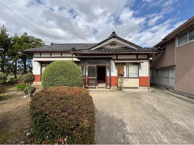 The charm of a traditional house and a one-story living that enjoys nature. Convenient location near elementary school and Aeon.