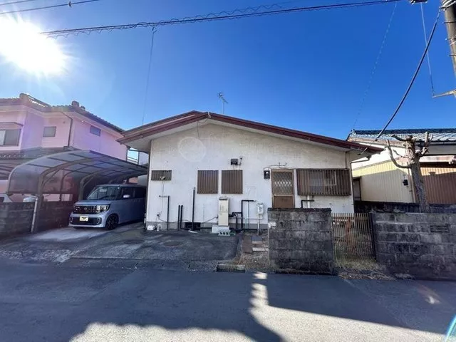 Two-story 3LDK with a carport for one car, all rooms have two sides of sunlight, south-facing with good sunlight.