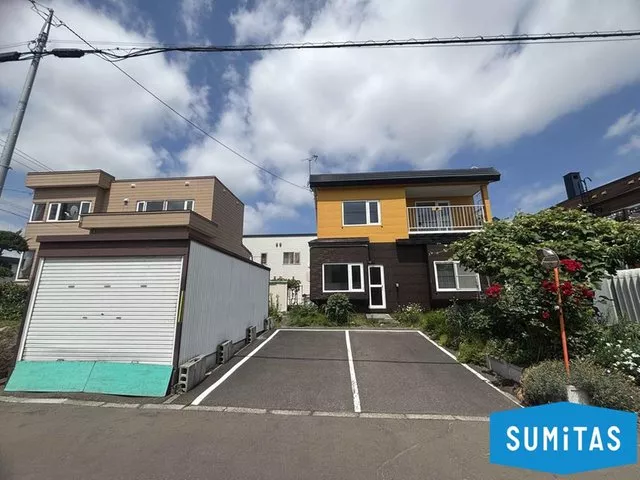 4LDK with storage in all rooms. Parking for 3 cars available. Recommended as renovation material!