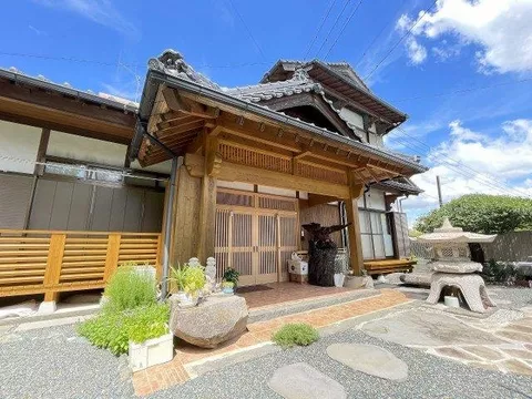 A spacious renovated residence with both land and building♪