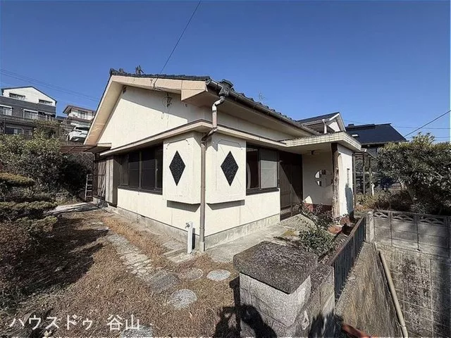 ■ 13 minutes on foot to JR Sakanoue Station ■ Good access to Industrial Road ■ Single-story
