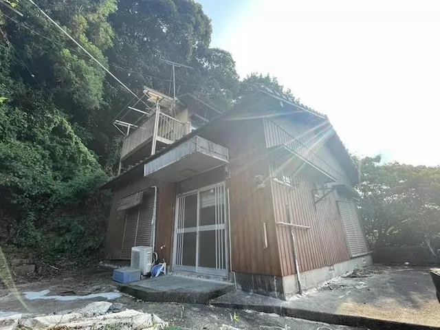 A residential area with a rich natural environment and charming streets.
