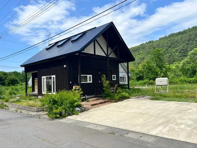 A used house in a tranquil resort area! You can enjoy hot springs in the bathroom! It comes with a large garden.