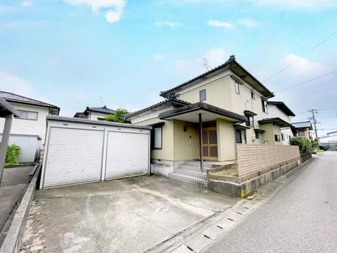 Over 100 tsubo of land × 6DK, a spacious home with a garden and garage!