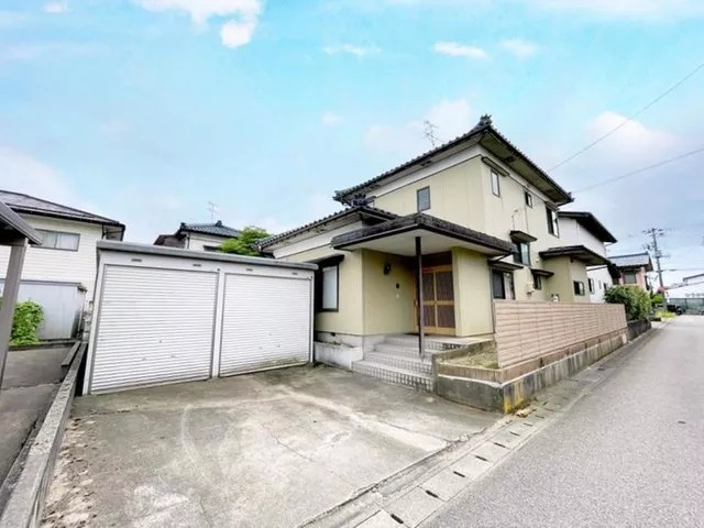 Over 100 tsubo of land × 6DK, a spacious home with a garden and garage!