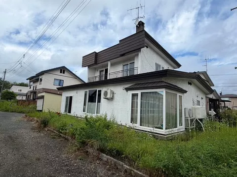 A spacious lot of over 100 tsubo in a quiet living environment. The garden can be used for various purposes.