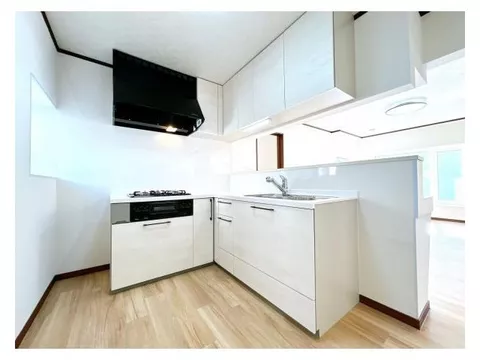 【Open house held】【Interior and exterior renovations completed】【Move-in available within the year】Parking for 3 cars. Sunny.