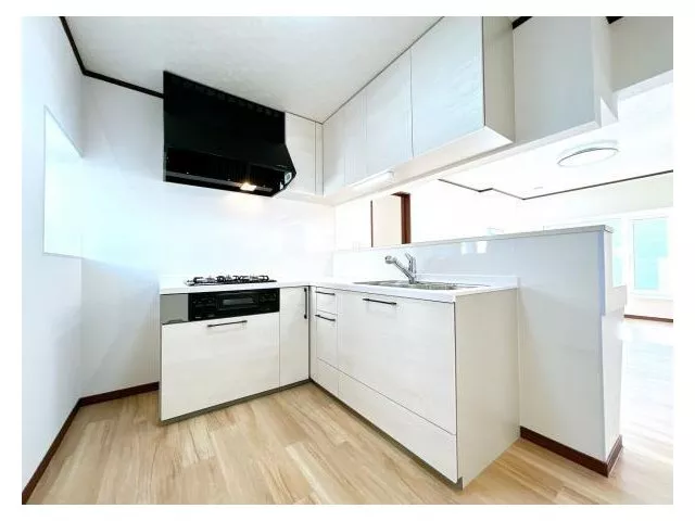【Open house held】【Interior and exterior renovations completed】【Move-in available within the year】Parking for 3 cars. Sunny.
