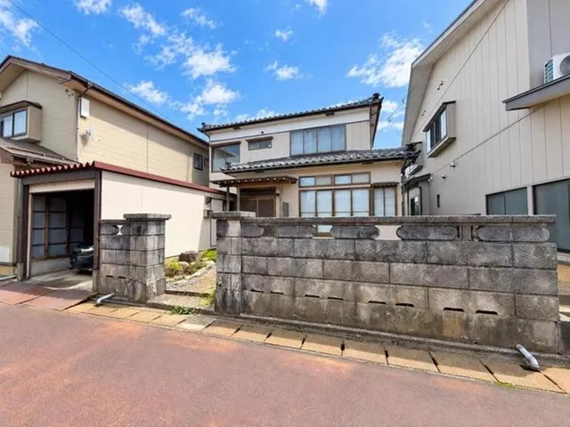 Enjoy financial flexibility with one car! A house you can cultivate to your liking, within walking distance to Harashin and the station♪