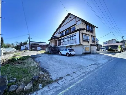 A two-story 10SLDK house on a site of approximately 328 tsubo, with a connected Japanese-style room and a spacious garden for versatile use