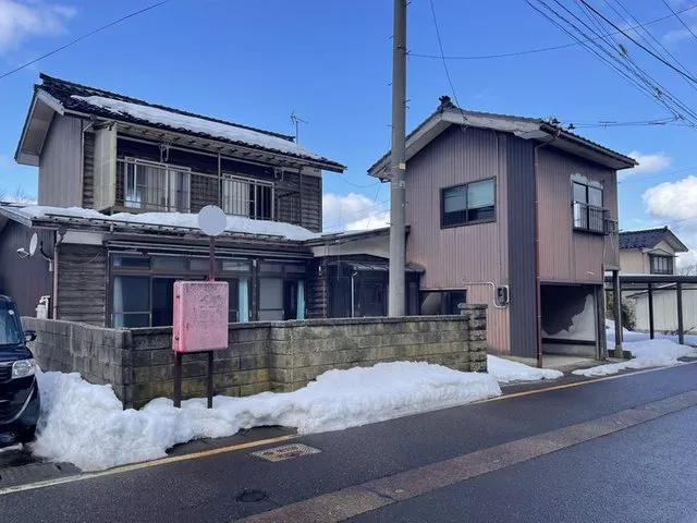 ◎ 7DK with a focus on Japanese-style rooms ◎ Includes a shutter garage ◎ 6-minute walk to elementary school