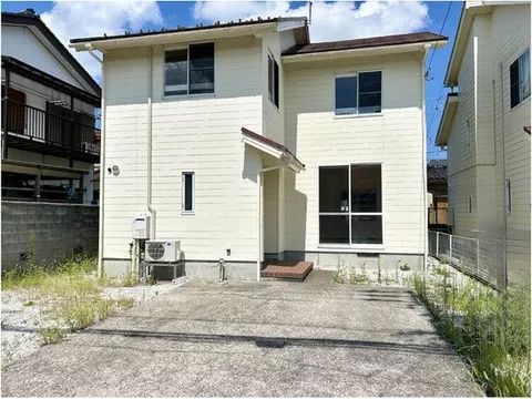 4 minutes walk from Shinjo Tanaka Station! Parking for 3 cars available! A property that can be moved into without renovation♪