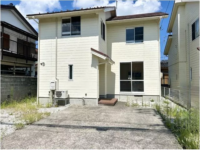 4 minutes walk from Shinjo Tanaka Station! Parking for 3 cars available! A property that can be moved into without renovation♪