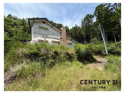 Fireplace × Atrium! A healing 2LDK surrounded by greenery ♪ A home like a nature-rich villa