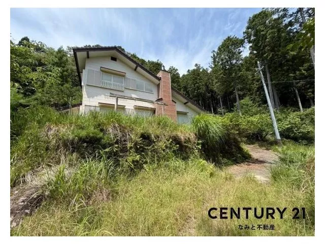 Fireplace × Atrium! A healing 2LDK surrounded by greenery ♪ A home like a nature-rich villa