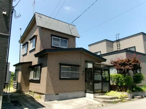 Parking for 1 car (compact car/light vehicle), approximately 9 minutes on foot from Tsutsui Station