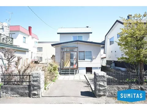 2-minute walk to the bus stop, balancing convenience and a quiet environment. A 4LDK that you can refresh to your liking.