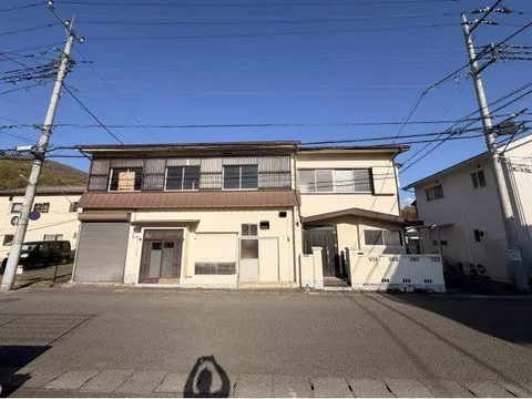 Located on a corner lot, this property boasts an open feel and excellent ventilation and lighting.
