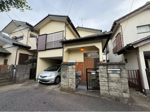 A livable environment with shopping facilities nearby