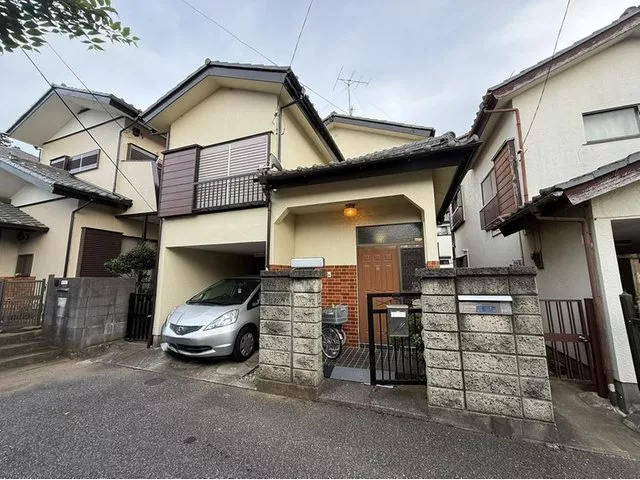 A livable environment with shopping facilities nearby