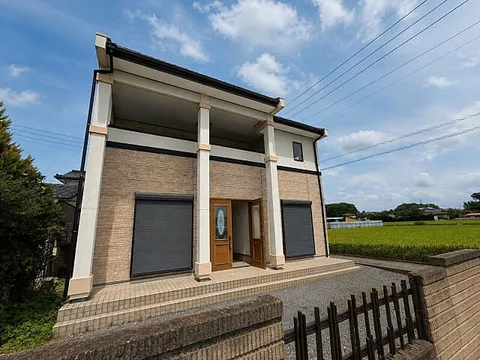 Used single-family home with a view of the countryside and a bright atrium living room