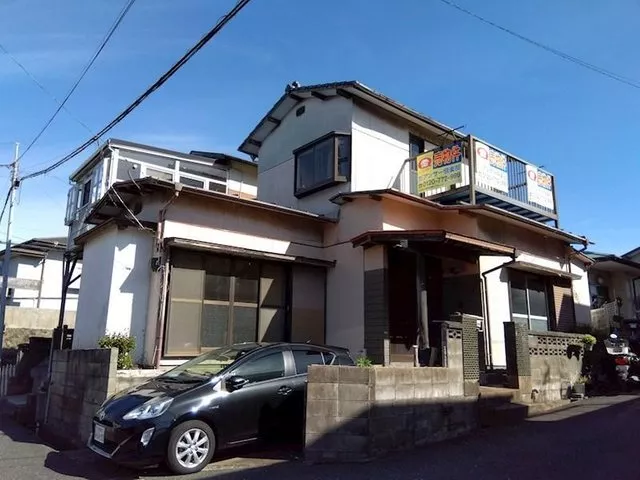 Quiet residential area sold with parking lot land. (Additional parking available about 60m away.)