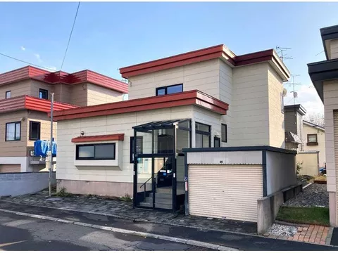 2 parking spaces (shuttered garage), city gas, floor heating, 2 toilets, over 6 square meters in all rooms