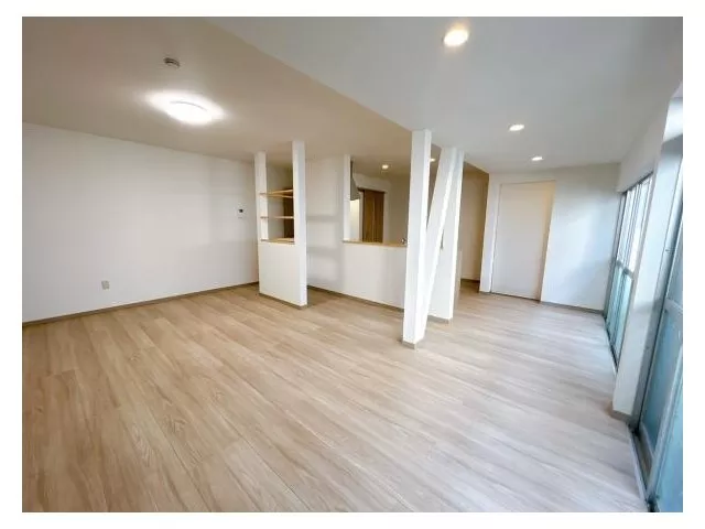 Tour] [Interior and Exterior Remodeled] [Earthquake Resistant] Parking for 2 regular cars in parallel.