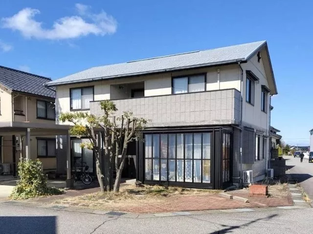 5LDK with floor heating on a southeast corner lot, conveniently located near the prefectural circular road for car travel.