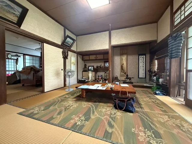 This is an old folk house located right in front of an elementary school. The interior is also being used beautifully.