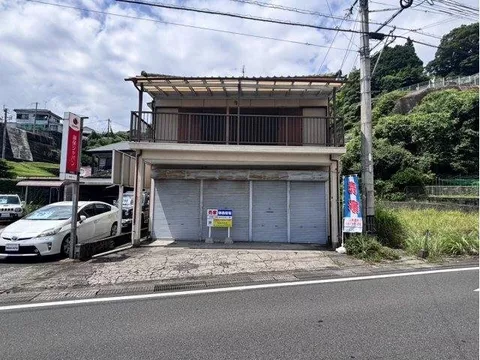 South-facing with good sunlight; part of the first floor is a store; good access to Route 3