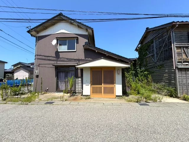 Although the building is older, it has a history of renovations. Suitable for residential, vacation home, or investment use.