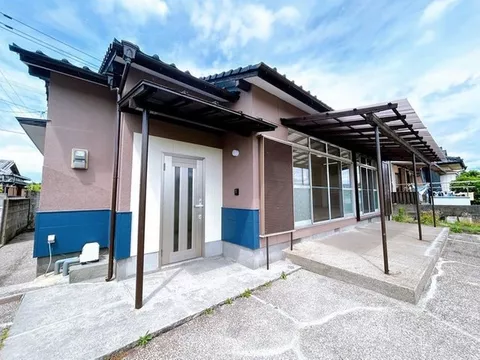 [Open House Held] [Interior and Exterior Renovated] Single-story house. Can park 3 regular cars in parallel.