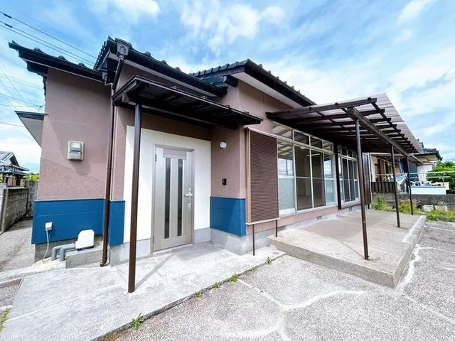 [Open House Held] [Interior and Exterior Renovated] Single-story house. Can park 3 regular cars in parallel.