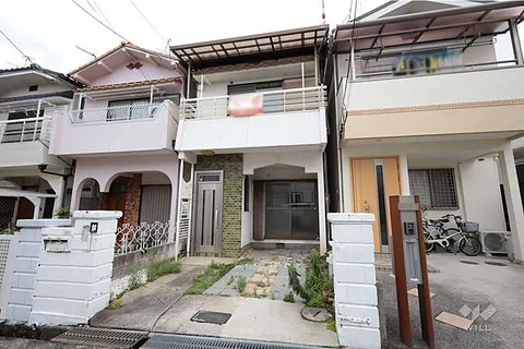 Used single-family home in Shin'ina 6-chome, Minoh City